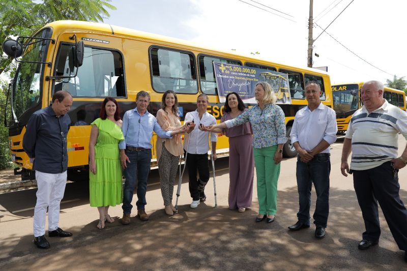 Perdizes recebe 3 ônibus escolares 0km